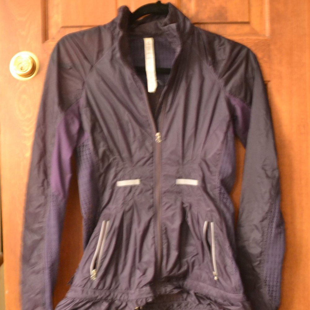 Lululemon Run Wild Windbreaker Size 2 - Purple